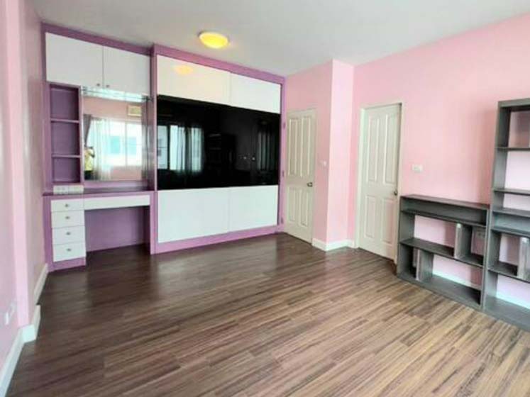 Townhouse in Rama 9 